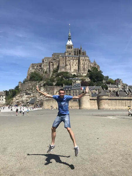 Salvador Salas jumping in front of Mont Saint-Michel